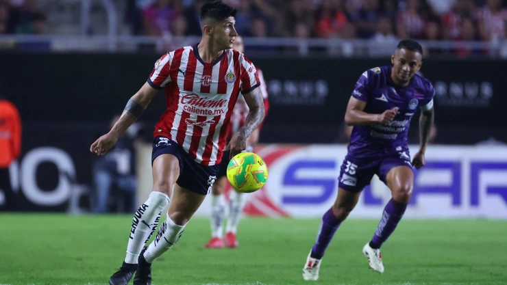 Alan Pulido de Chivas durante el partido vs Mazatlan