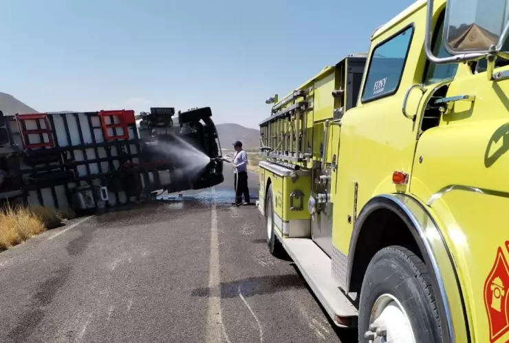 trailer vuelca en lerdo.jpg