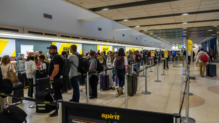 Personas haciendo fila para check in