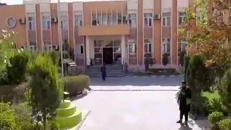 Captura de pantalla de un video distribuido por los talibanes para demostrar que tomaron el control de la ciudad de Qundūz (Kunduz), capital de la provincia homónima.