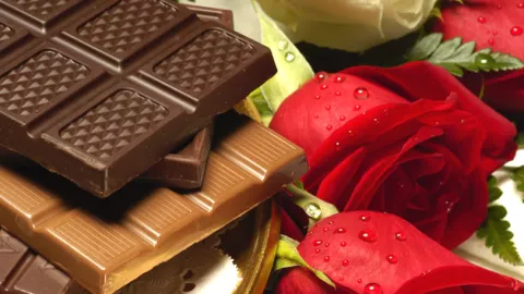 Rosa y chocolates para el Día de San Valentín