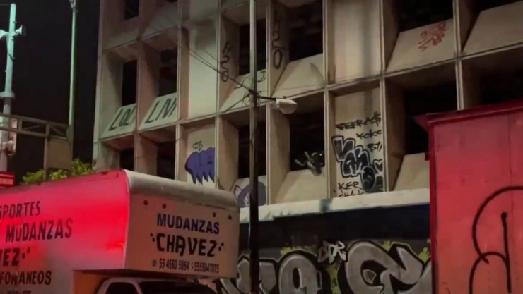 Incendio consume un edificio abandonado y pone en riesgo casas vecinas en Cuauhtémoc, CDMX