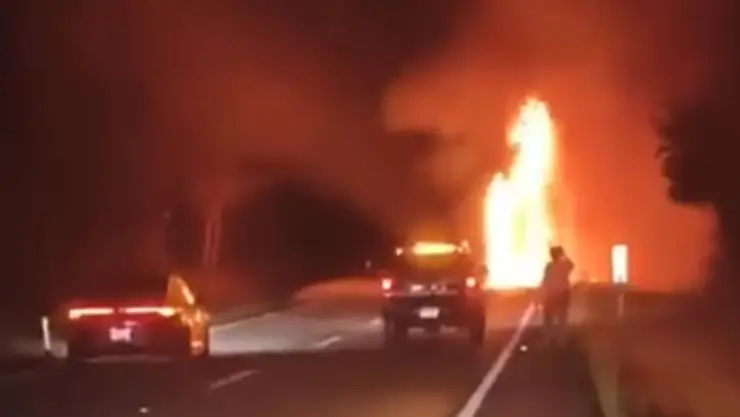Se registra incendio de autobús de pasajeros ADO en la carretera Mérida-Cancún_ ¿Hay personas lesionadas_.jpg