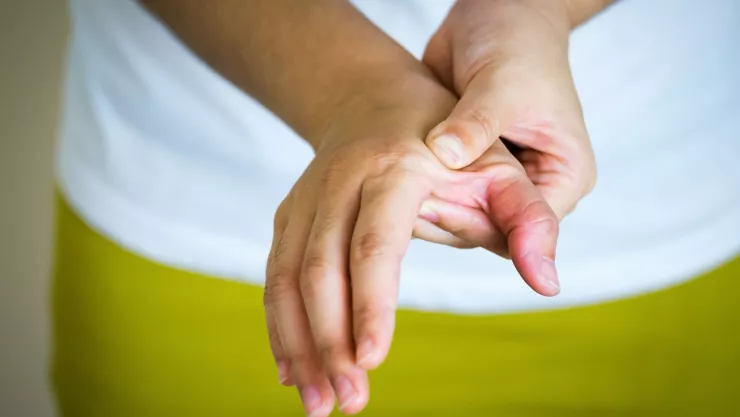 Tronarse los dedos: lo que debes saber para no dañar tus articulaciones