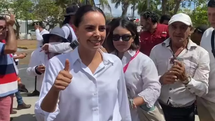 Ana Paty Peralta emite su voto en el KM 0 de la Zona Hotelera de Cancún