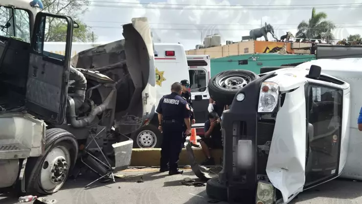 ÚLTIMA HORA_ Se registra CARAMBOLA en la Mérida-Cancún; fueron 6 vehículos involucrados