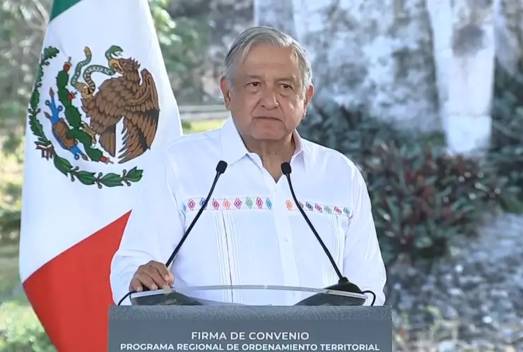 AMLO informó que se plantea la posibilidad de que el Tren Maya y los aeropuertos de Tulum, Chetumal, Palenque y el Felipe Ángeles queden a cargo de una empresa del Ejército.