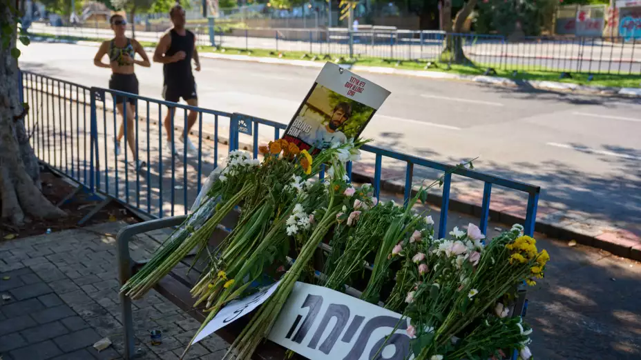 Flores en recuerdo de las víctimas israelíes asesinadas por Hamás.
