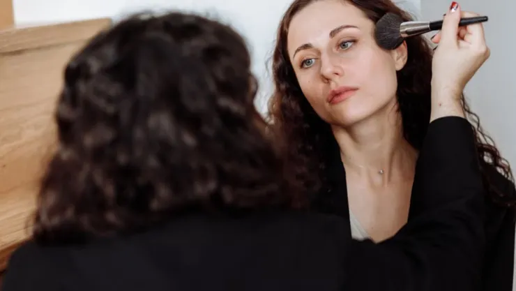 ¿Qué hacer si tu base de maquillaje se oxida y se vuelve naranja después de unas horas?