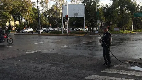 Cae cable de alta tensión del Trolebús en Eje 2 Norte y Reforma; provoca caos vial en la zona