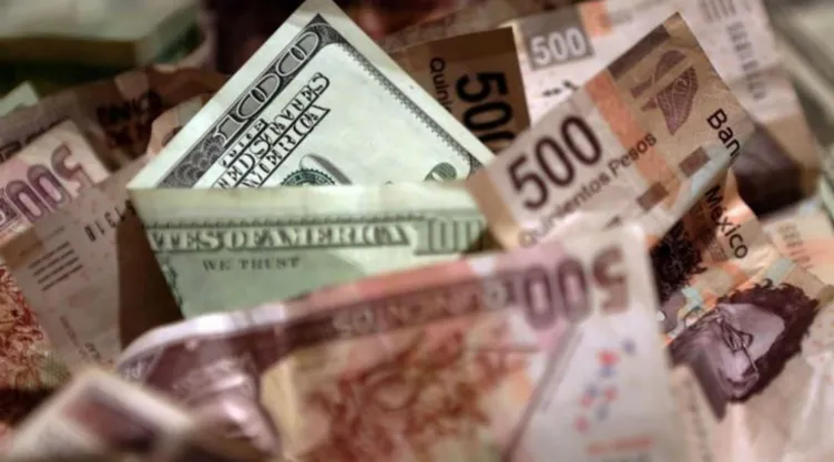 Ilustración fotográfica de pesos mexicanos y dólares, nov 3, 2016. Imagen, Reuters.