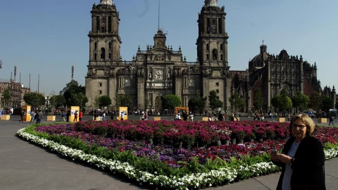 Zócalo de la Ciudad de México con flores