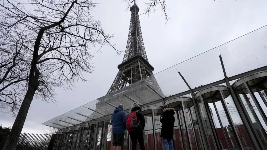 Visitantes frente las puertas cerradas de la Torre Eiffel.