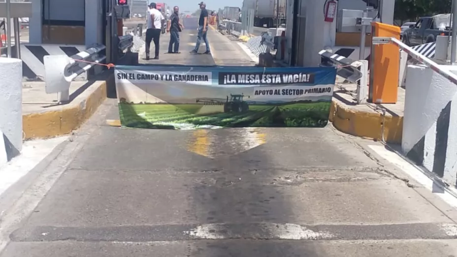 Productores agrícolas bloquean caseta.jpg