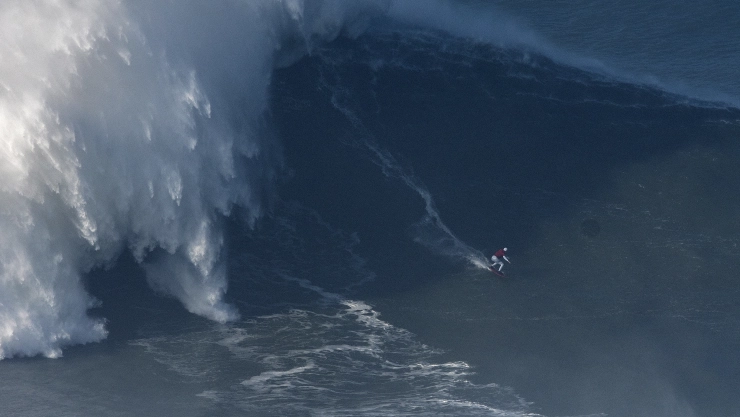 Big Wave Surfers Head to Nazare