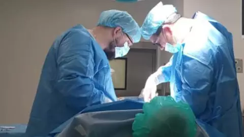 Hospital deja que paciente vea el Mundial en plena cirugía