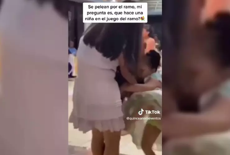 niña pelea por el ramo de novia
