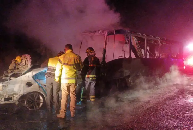 ¡TRAGEDIA! Autobús de pasajeros se estrella contra vehículo y se incendia en la México-Cuernavaca; reportan varios muertos