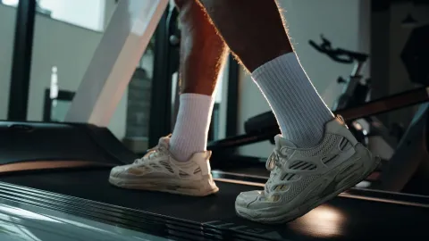 Caminar en cinta de forma inclinada es esencial para los mayores de 60 años