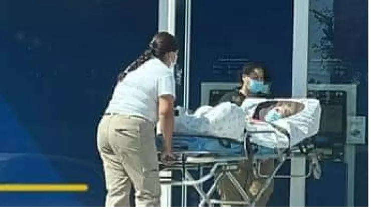 Mujer es llevada en camilla al banco en Nuevo León e internautas viralizan momento.jpg