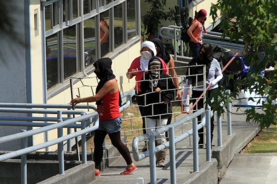 Jóvenes irrumpieron de forma violenta en las instalaciones de la Dirección General del CCH