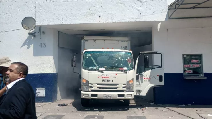 Normalistas de Ayotzinapa estrellan camión Centro Federal de Arraigos