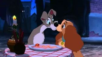 Un beso tierno que sin duda dejó marca en nuestra infancia es el de Reina y Golfo de “La Dama y el Vagabundo”, película que nos muestra que el amor puede transcender las clases sociales.