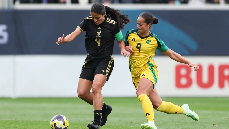 Rebeca Bernal con Selección Mexicana.jpg