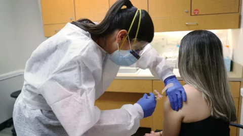 IMSS ha distribuido 7.3 millones de vacunas contra la influenza estacional en mil 523 Unidades de Medicina Familiar