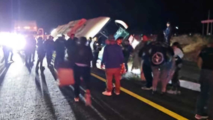 Accidente en Maravatío: Autobús protagonizó aparatosa volcadura