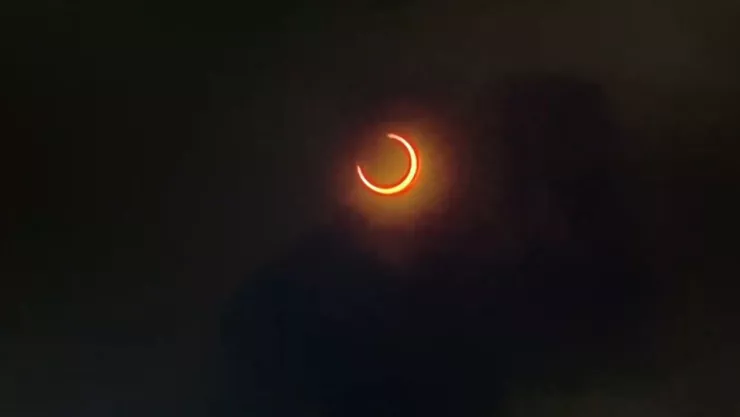 ¡LLEGÓ A SU PUNTO MÁXIMO! La mejor imagen del Eclipse Solar HOY 2 de octubre