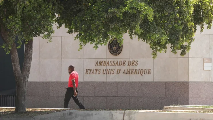 Diplomáticos de Estados Unidos y Europa desalojan sus oficinas en Haití tras ola de violencia en el país.