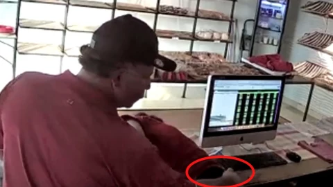 Hombre acosa a empleada en panaderia