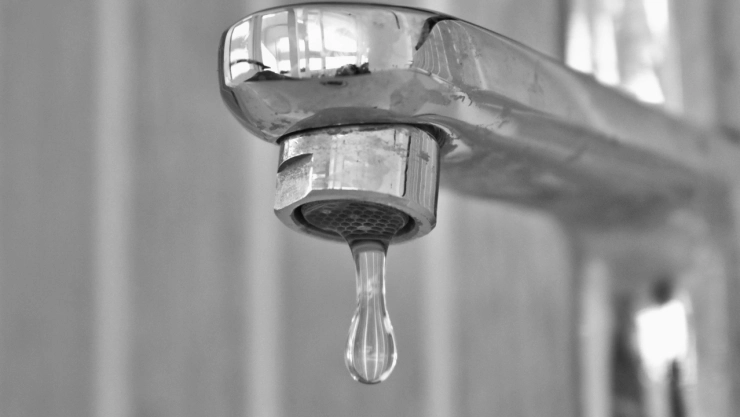 ¿Por qué habrá corte de agua masivo en Tamaulipas para más de 80 colonias el 1 de agosto? En la imagen se observa una llave que se ve afectada en el suministro del líquido por un corte de agua masivo.