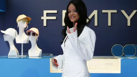 La cantante Rihanna, la primera mujer negra en la historia al frente de una marca de lujo parisina, devela los primeros diseños de su marca Fenty en una tienda pop up en París. Imagen, AP.