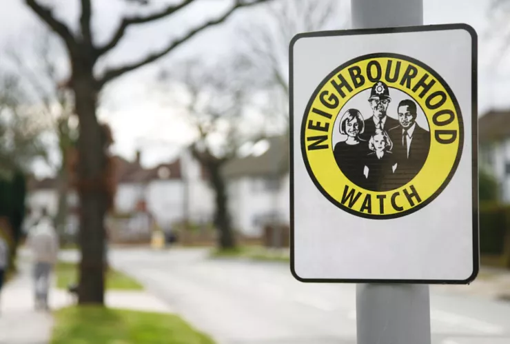 Un letrero de seguridad de un barrio.