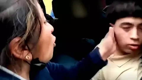 Madre cachetea a su hijo delincuente.jpg