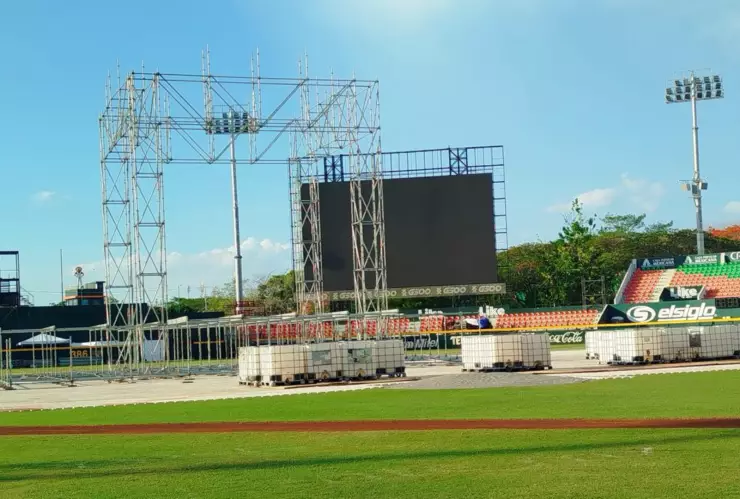 Comienza la construcción del escenario para el concierto de Grupo Firme en Mérida 2025; Esto es lo que debes de saber