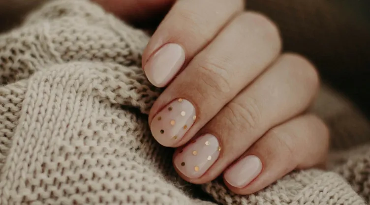 Diseños de uñas minimalistas