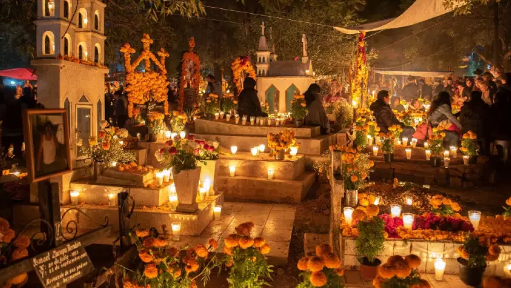 un cementerio festejando esta bonita celebración