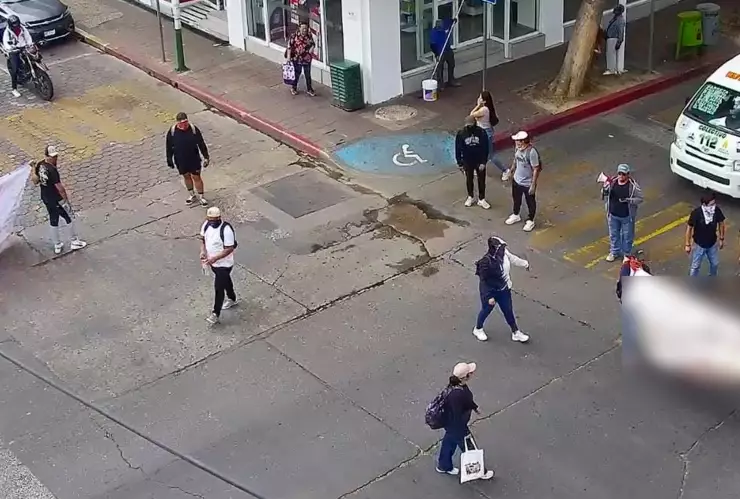 Bloqueo en la Avenida Central de Tuxtla Gutiérrez hoy jueves: tránsito detenido y caos vial en el Centro