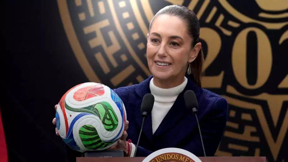 Claudia Sheinbaum sostiene un balón de futbol.