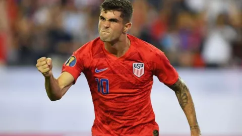 estadounidense Christian Pulisic festejando uno de sus dos goles con los que su selección ganó a Jamaica en la semifinal de la Copa de Oro. Imagen, Reuters.