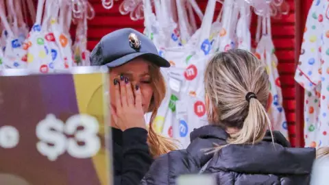 Shakira llorando en tienda de dulces de Nueva York.