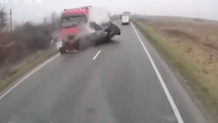 VIDEO ¡IMÁGENES FUERTES! Mueren tras salir volando de una camioneta durante un accidente en Rumania