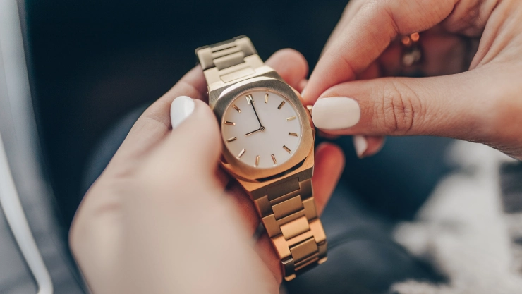 Mujer ajusta su reloj de pulsera por el cambio de horario