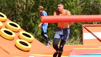 8 Big Papi va con todo para derribar a su rival.jpg