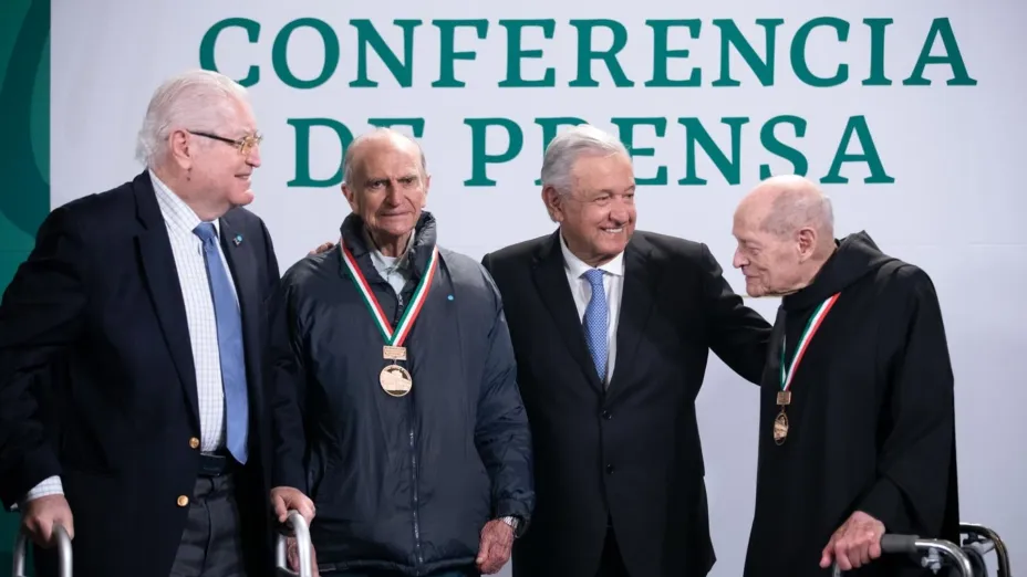 AMLO 09 DIC 2021 PREMIOS DE INGENIERIÍA Y DE ARQUITECTURA 2020.jpg