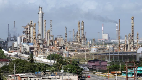 Instalaciones en la refinería El Palito de la estatal petrolera venezolana PDVSA, con instalaciones de la empresa eléctrica nacional Corpoelec al fondo, luego de que la Asamblea Nacional aprobara una importante reforma a la principal ley petrolera del país , en Puerto Cabello, Venezuela , el 27 de enero de 2026