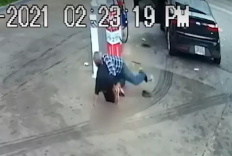 abuelito y ladrón en gasolinera de Estados Unidos.png